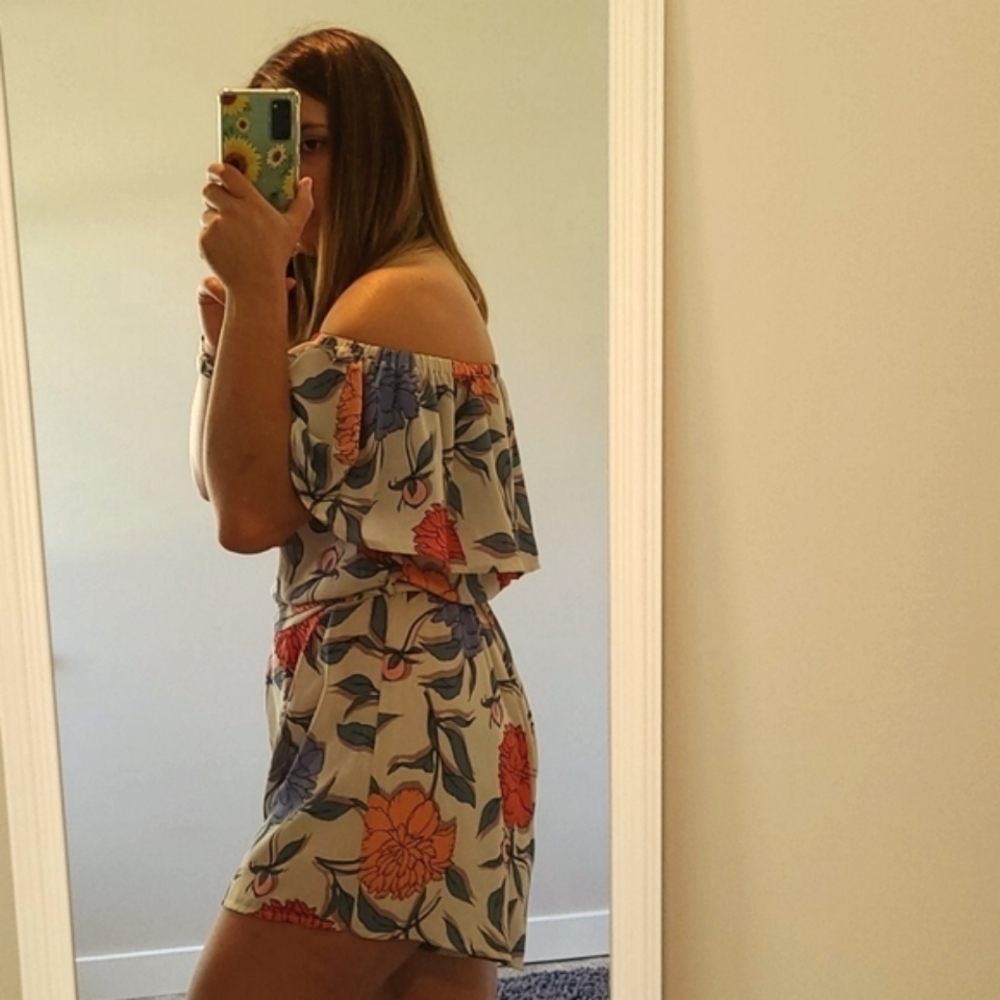 LUSH Floral‎ Romper - Picture 3 of 5